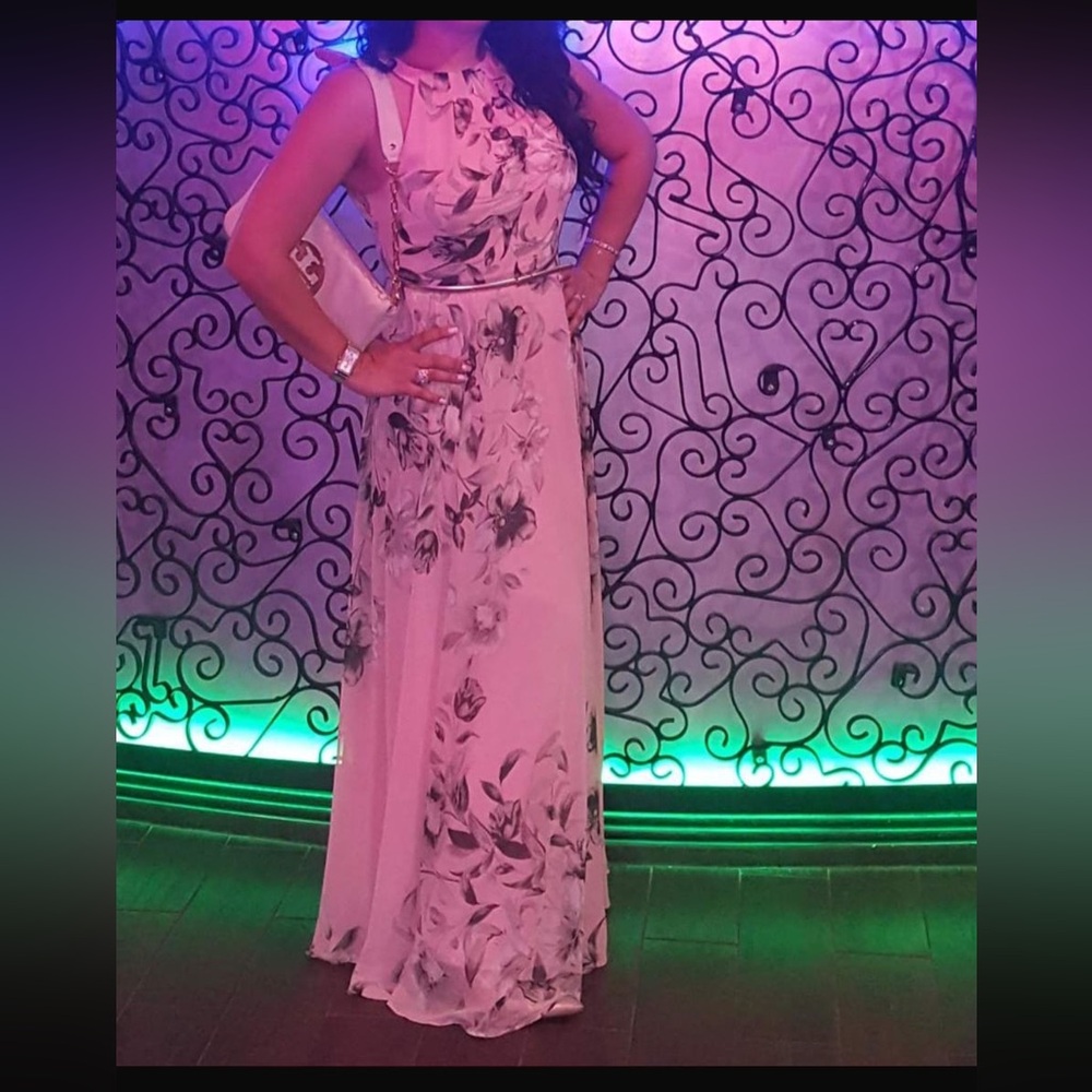 Light pink long dress (belt included)
Vince Camuto
Size 6/8